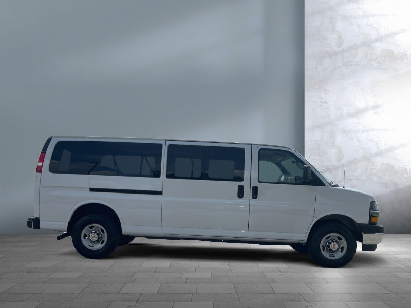 2024 Chevrolet Express Passenger 3500 1LT