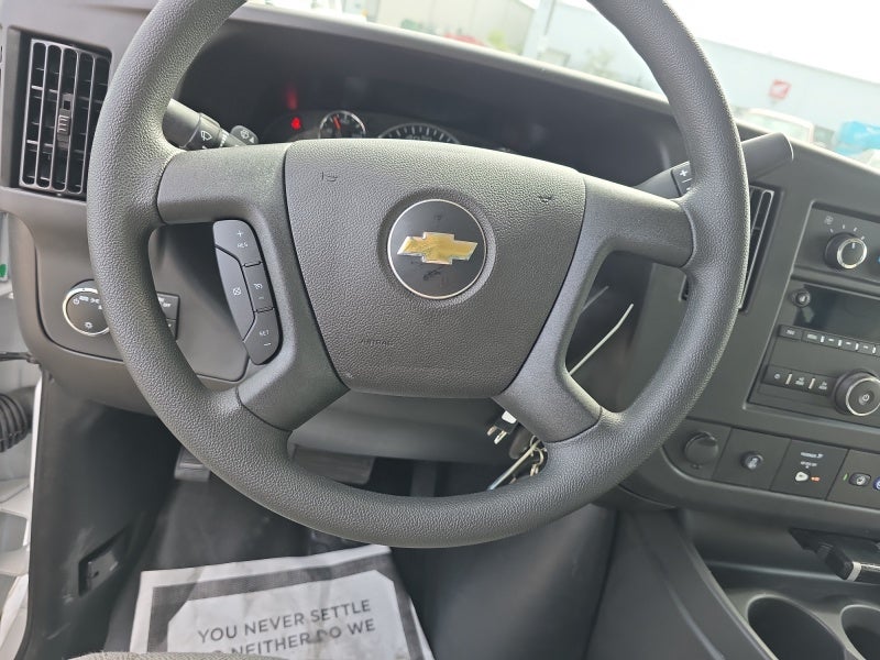 2025 Chevrolet Express Cutaway 3500 1WT