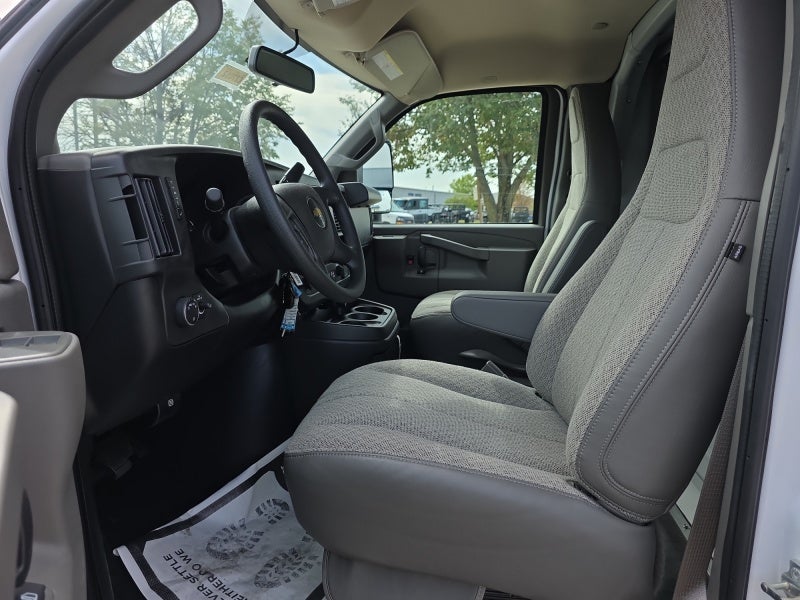 2025 Chevrolet Express Cutaway 3500 1WT