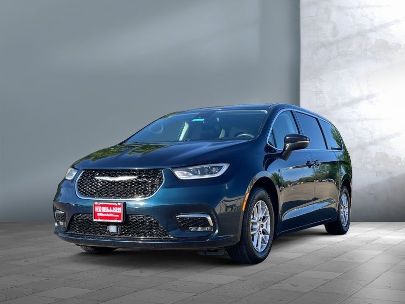 2023 Chrysler Pacifica Touring L's photo