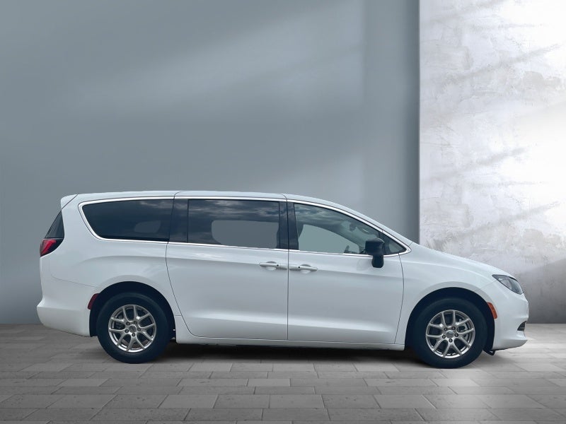 2024 Chrysler Voyager LX