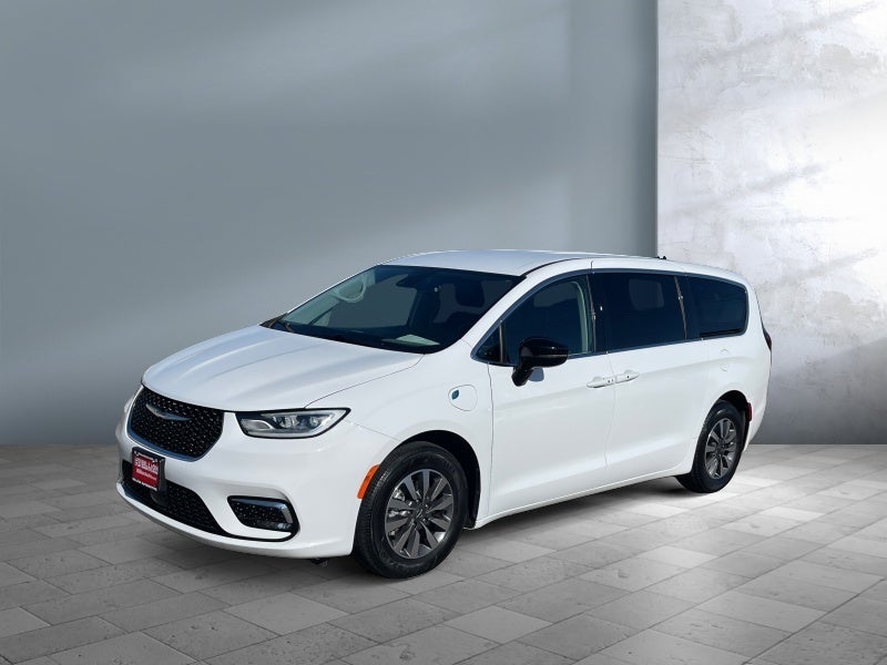 2024 Chrysler Pacifica Hybrid Select PHEV's photo